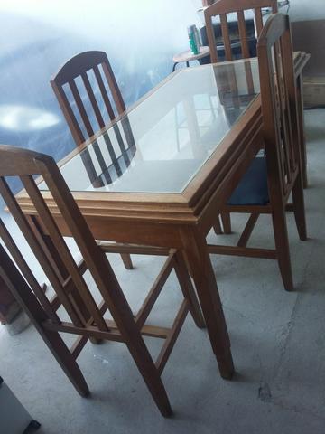 Mesa de made cerejeira com 4 cadeiras