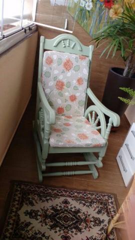 Cadeira de balanço em pátina erva-doce, com almofadas