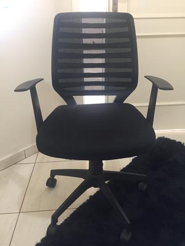 Cadeira para escritório - giratória preta