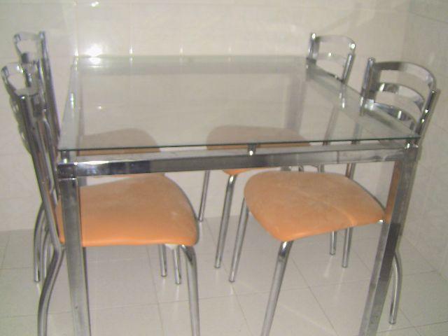 Conjunto com mesa em tampo de vidro e 4 cadeiras com