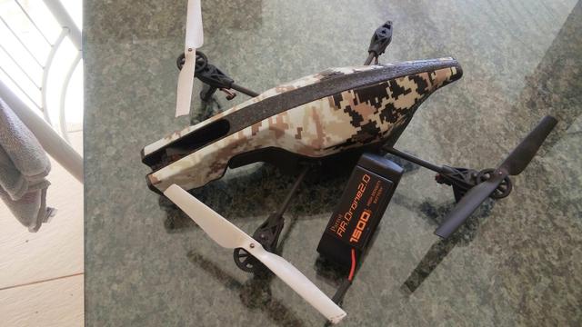 Drone parrot para retirar peças com carregador e bateria