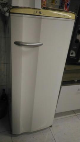 Geladeira caixa som módulo por geladeira maior