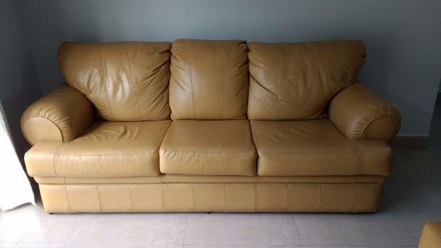 Lindo sofá 2 e 3 lugares em couro