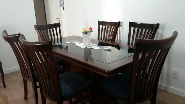 Mesa de jantar com 8 cadeiras mais buffet e espelho