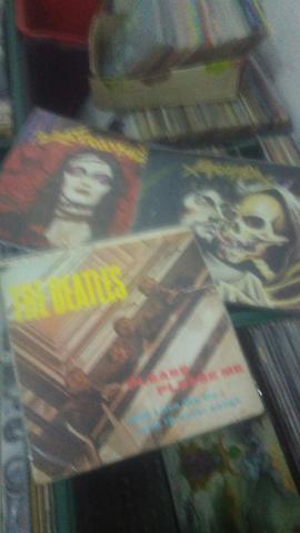 Discos de vinil rock metal progressivo.