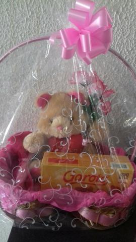 Cesta de urso+chocolate+rosas+toalhinha+entrega grátis
