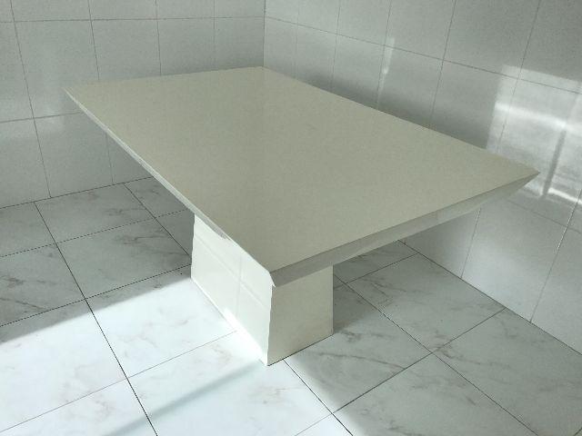 Mesa de jantar branca em resina