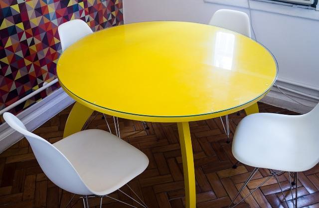 Mesa redonda amarela + 4 cadeiras Charles Eames branca
