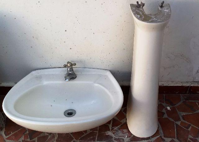 Pia de banheiro com torneira e coluna