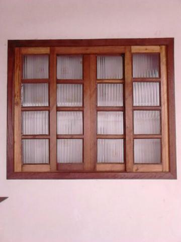 3 janelas de madeira com vidro