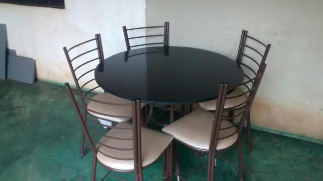 Mesa de mármore Redonda com 5 cadeiras