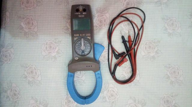 Alicate Amperimetro digital