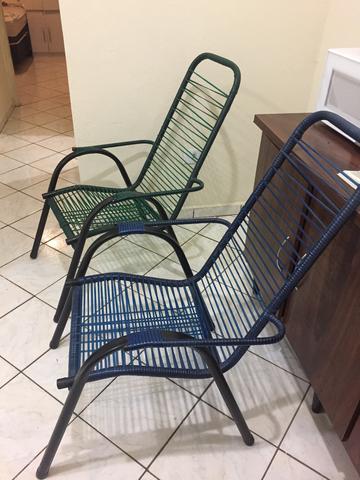 Duas cadeiras de fio