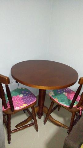 Linda mesa de madeira maciça