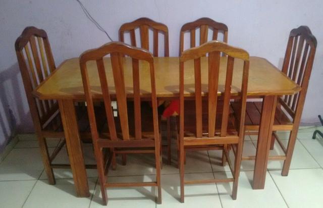 Mesa com 6 cadeiras de madeira pura.(valor 400 reais)