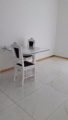 Mesa de Madeira Branca com vidro e cadeiras