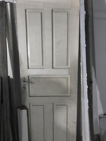 Porta de madeira Cedro com fechadura R$ 