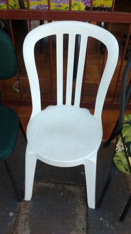 Cadeiras brancas de lanchonete