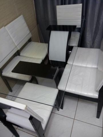 Mesa com 6 cadeiras e tampo de vidro