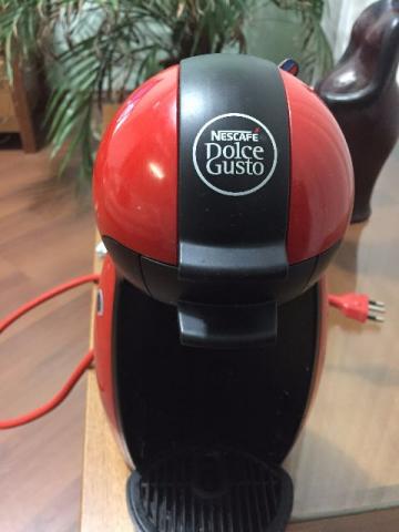 Máquina de café Dolce Gusto vermelha