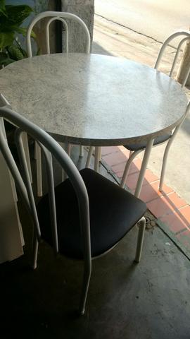Mesa redonda c/3 cadeiras