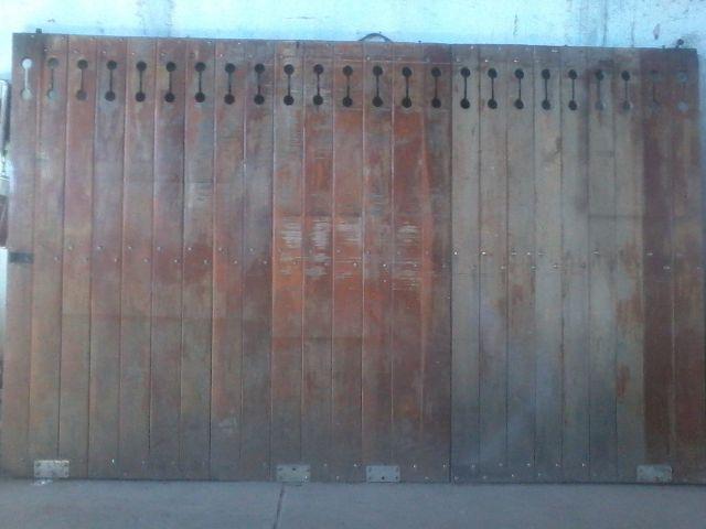 Portao colonial de madeira