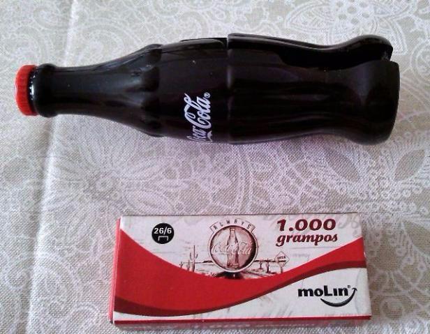 Grampeador Coca Cola + caixa de grampos - Tamanho padão