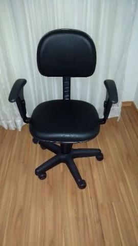 Cadeira com braço, base giratória e rodinhas preta