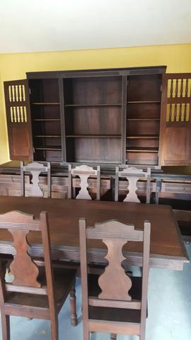 Conjunto com uma mesa e seis cadeiras e Oratório em madeira