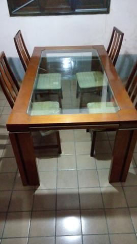 Mesa com tampo de vidro e 4 cadeiras+buffet