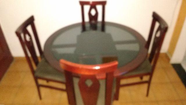 Mesa de jantar com 4 cadeiras tampo de vidro Mogno Usada