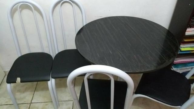 Mesa redonda com 4 cadeiras