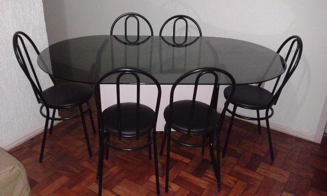 Linda mesa oval com seis cadeiras
