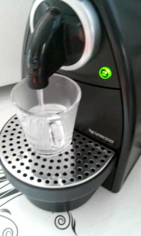 Cafeteira nova nespresso essenza sem detalhes e riscos