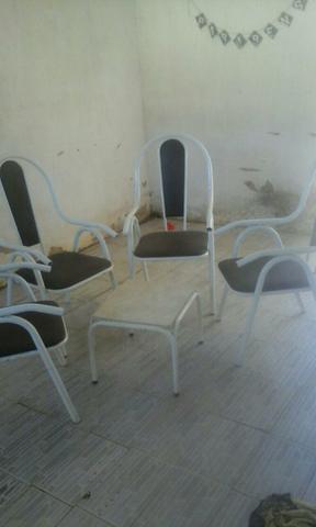 Vendo conjunto de cadeiras de ferro com um centro de mesa de