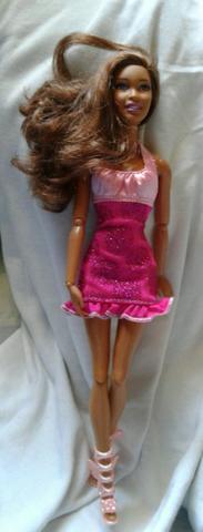 Boneca barbie negra linda