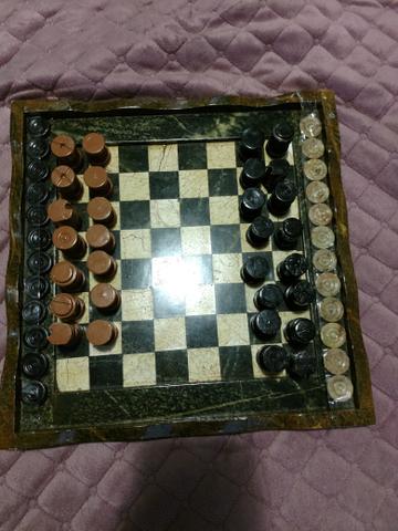 Jogo de xadrez e damas em pedra.