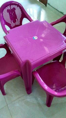 Mesa Plástica Infantil com 4 Cadeiras