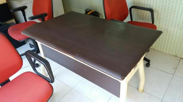 Mesa e 5 cadeiras de escritorio