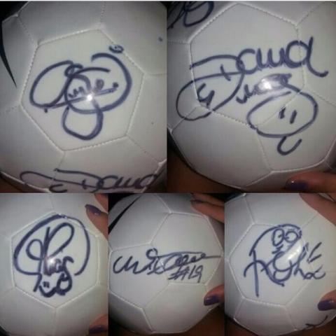 Bola autografada da Seleção Brasileira