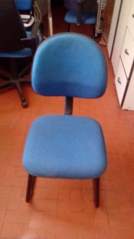 Cadeiras estofadas na cor azul, com pouco uso