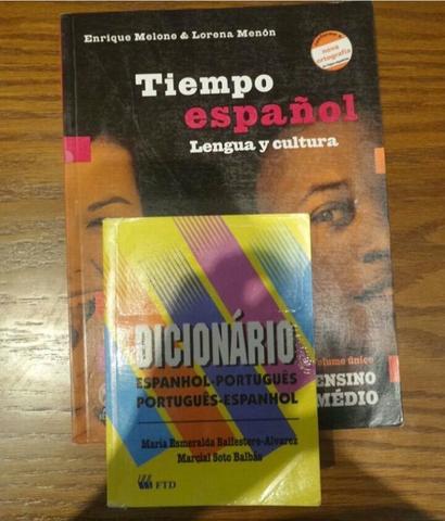 Livro de espanhol e dicionário português - espanhol
