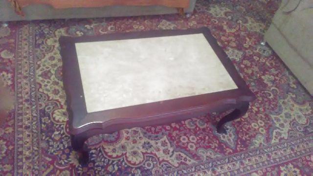 Mesa de centro em madeira com tampo de mármore
