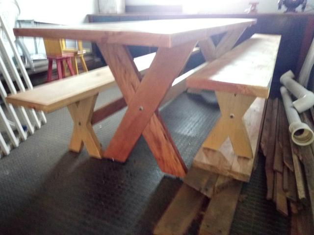 Mesa de madeira maciça com bancos 2,50mt