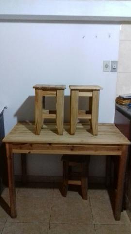 Mesa madeira com quatro bancos