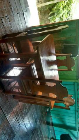 Vende-se uma mesa de madeira Angelim