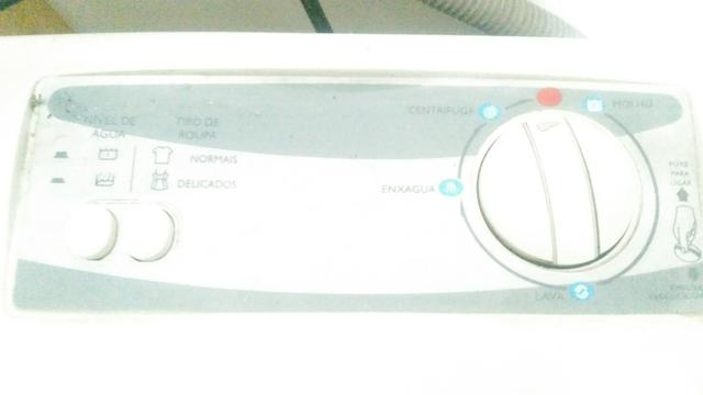 Máquina de lavar. Lava, enxagua. Defeito centrifuga.