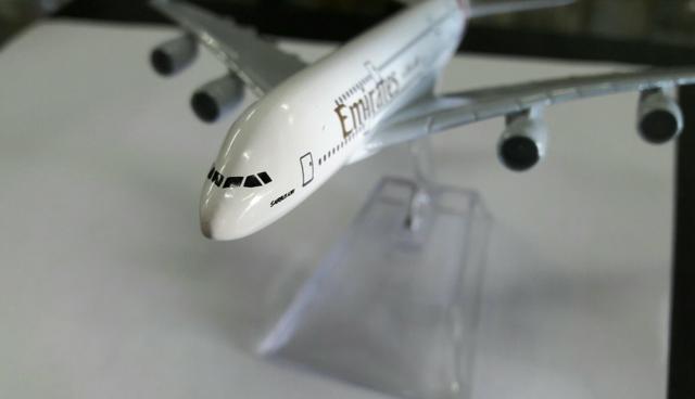 Aviao miniatura de metal airbus A380 emirates lindo