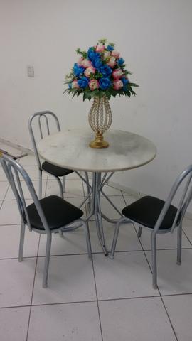 Mesa de mármore com 3 cadeiras