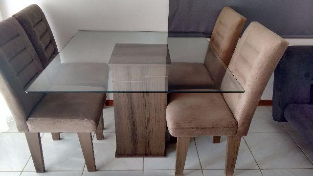 Conjunto de mesa com 4 cadeiras